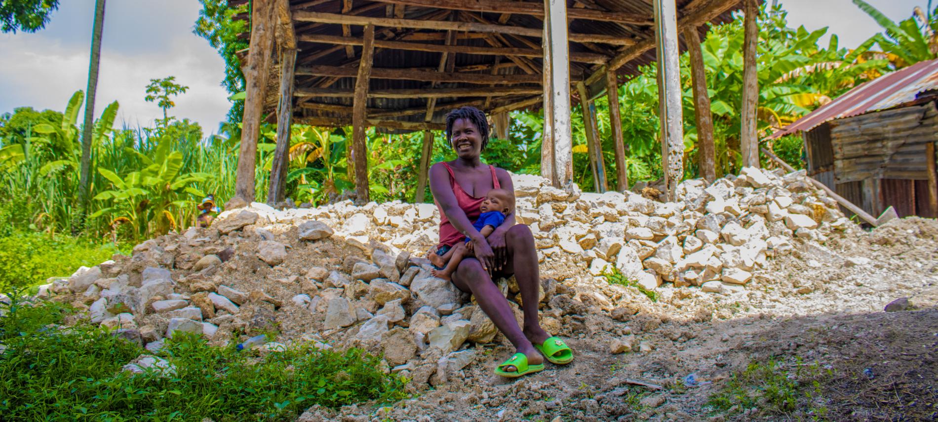 Eine Frau und ihr Baby in einem vom Erdbeben betroffenen Gebiet in Haiti. Foto:Berthony Raymond.