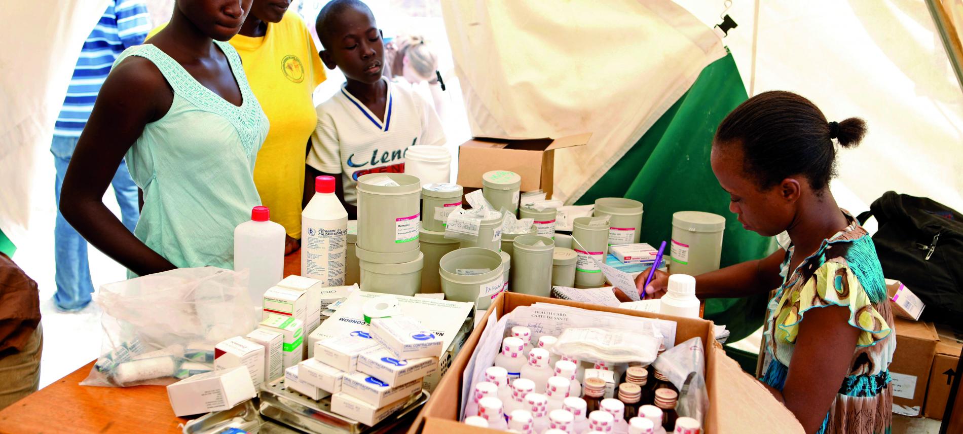 Auf Haiti werden Hygieneartikel und Medikamenten an Patientinnen ausgegeben. Foto: Ärzte der Welt