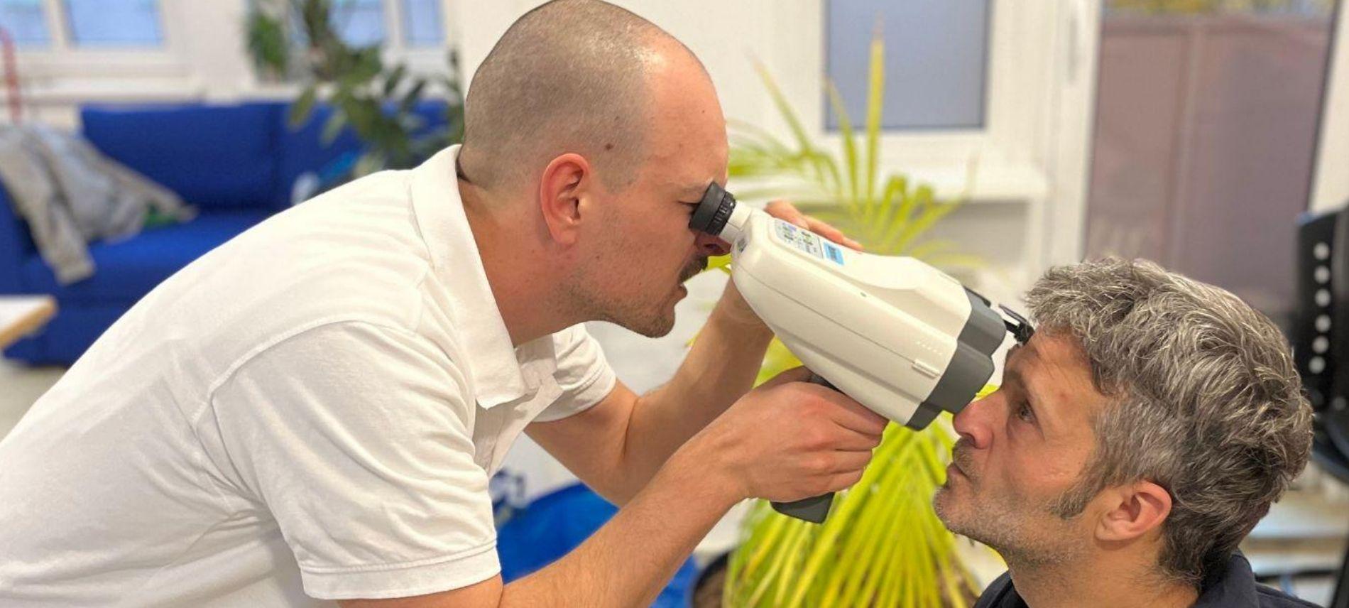 Augenuntersuchung bei der Brillensprechstunde von open.med Berlin Lichtenberg. Foto: Ärzte der Welt 