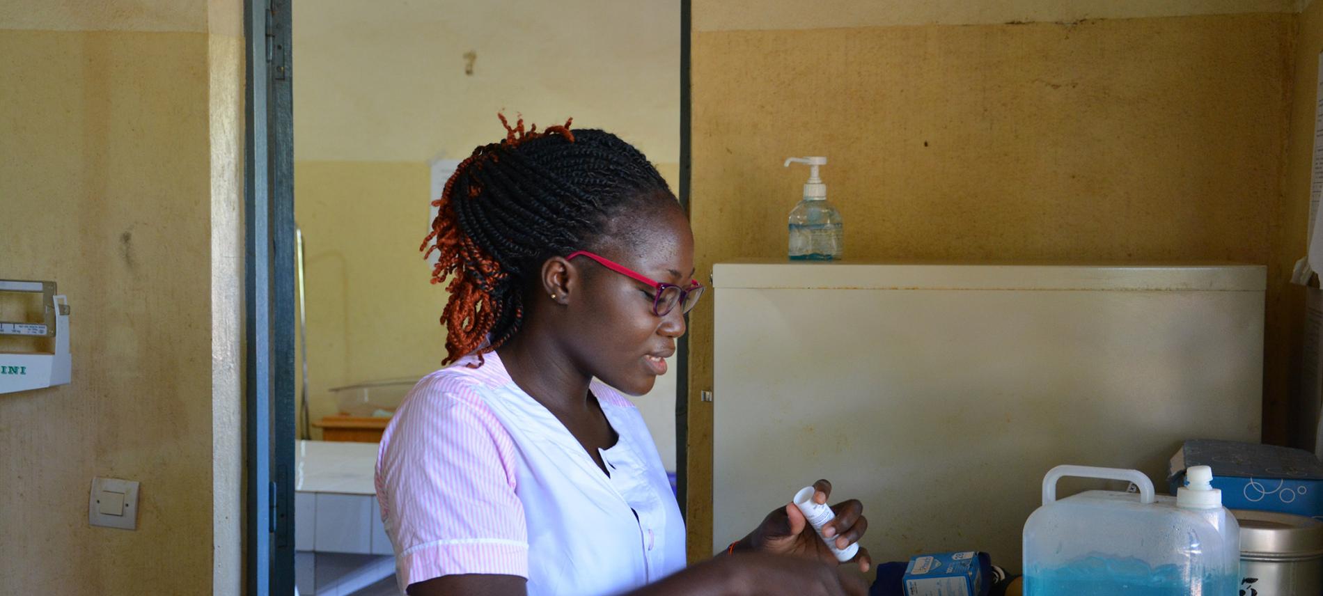 Eine Hebamme in Sarakawa in Togo reinigt ihre Hände. Foto: Ärzte der Welt
