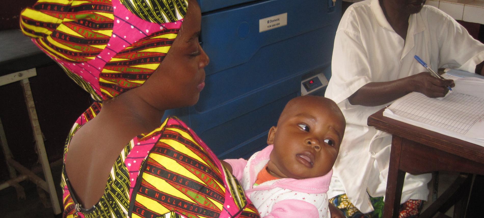 Junge Frau mit Ihrem Baby bei einer Untersuchung in einem von Ärzte der Welt unterstützten Gesundheitszentrum. Foto: Ärzte der Wel