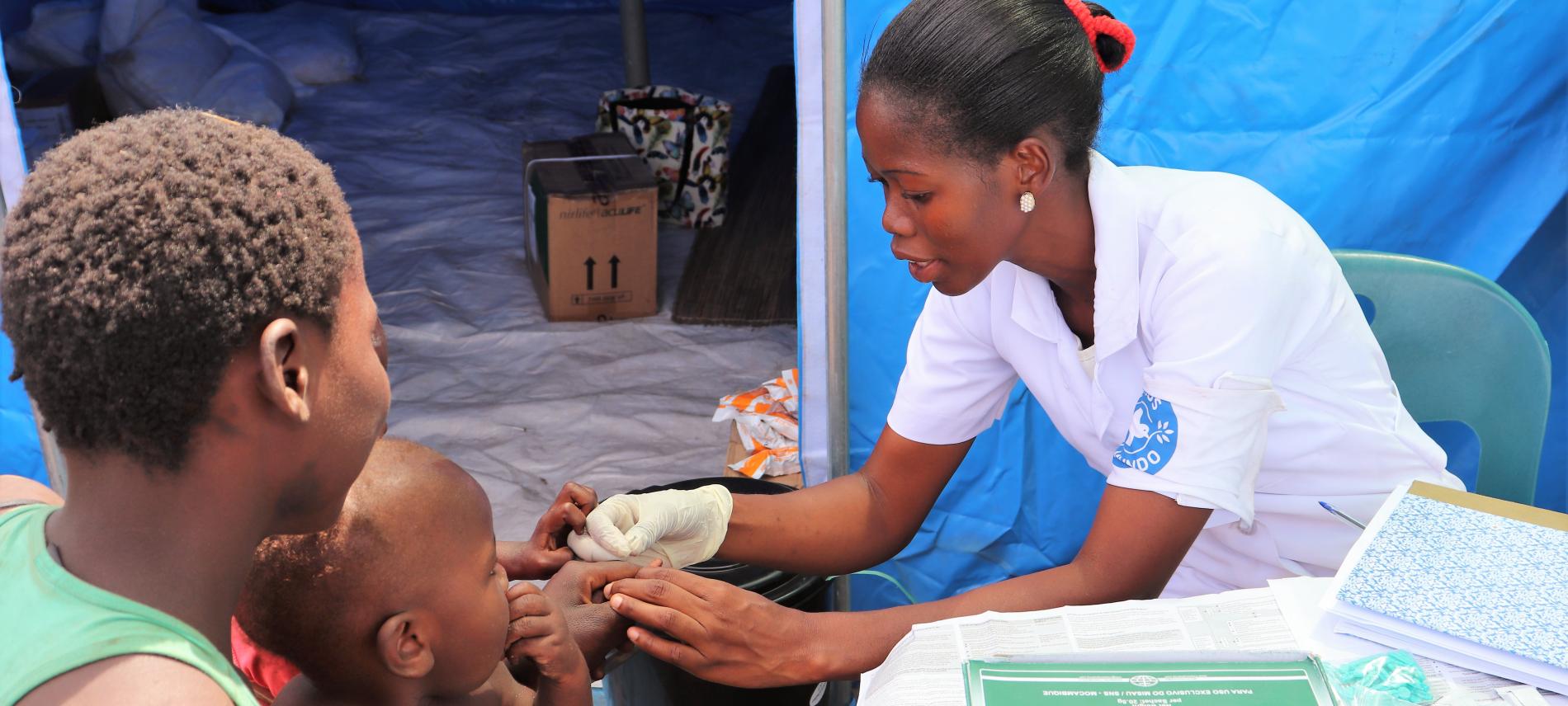 Eine Ärzte der Welt-Mitarbeiterin untersucht ein Kind in Mosambik. Foto: Ärzte der Welt
