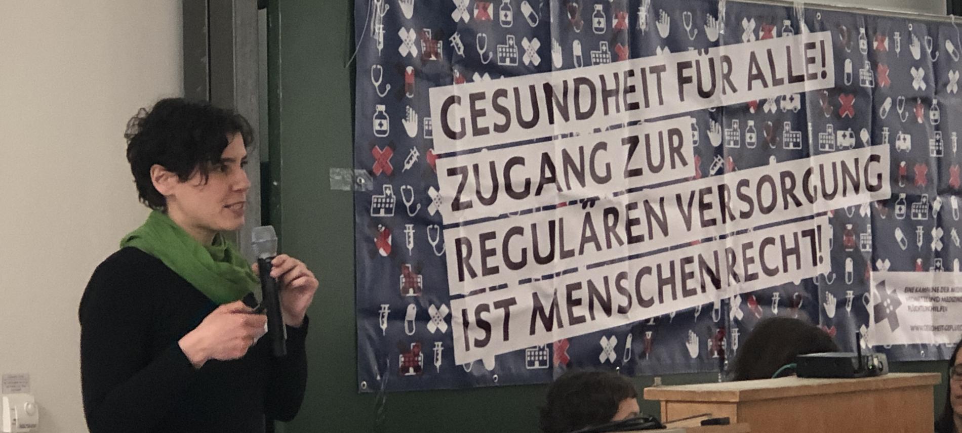 Johanna Offe spricht auf dem Kongress Armut und Gesundheit. Foto: Ärzte der Welt