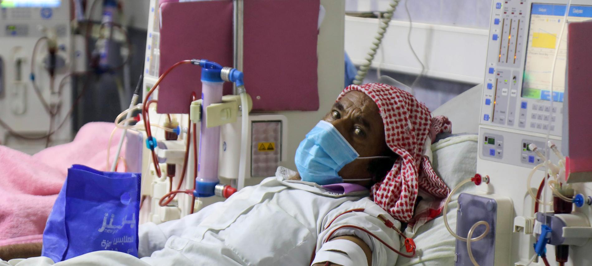 Die Bevölkerung im Jemen leidet extrem unter den Folgen des Krieges. Ein Patient wird im Krankenhaus al-Thawra hospital in der Stadt Taez beatmet. Foto: AHMAD AL-BASHA / AFP
