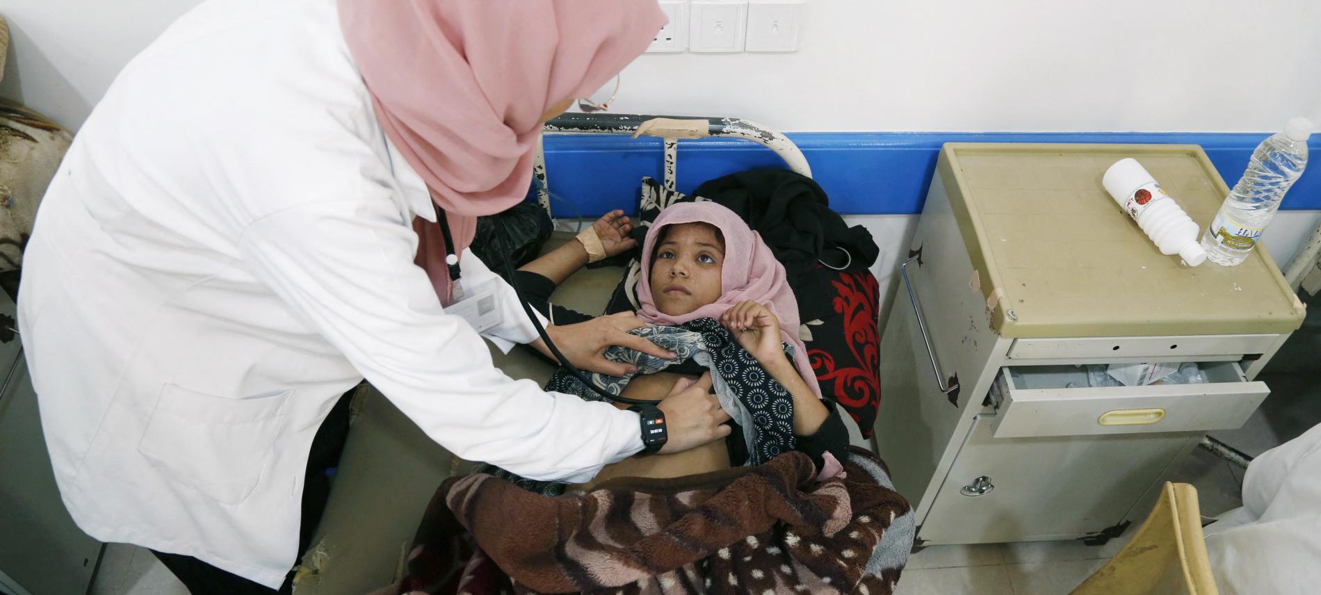 Medizinische Untersuchung eines Mädchens im Jemen. Foto: Mohammed Hamoud/Anadolu Agency/AFP