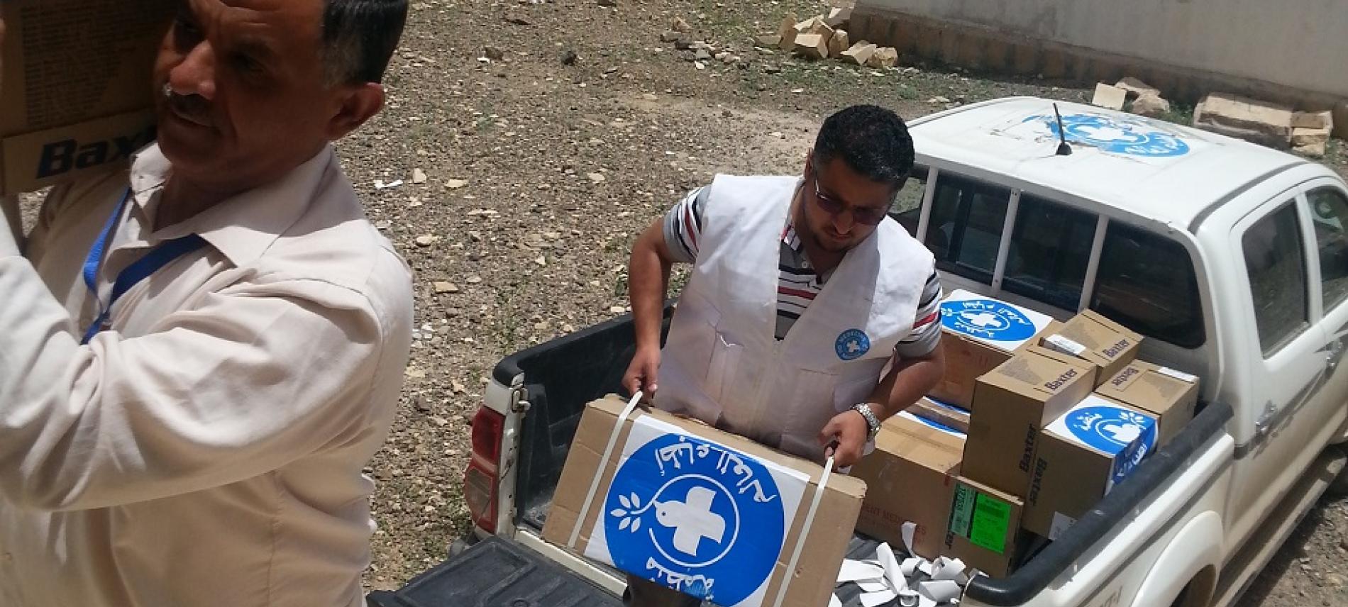 Ärzte der Welt-Mitarbeiter im Jemen entladen einen Lieferwagen 