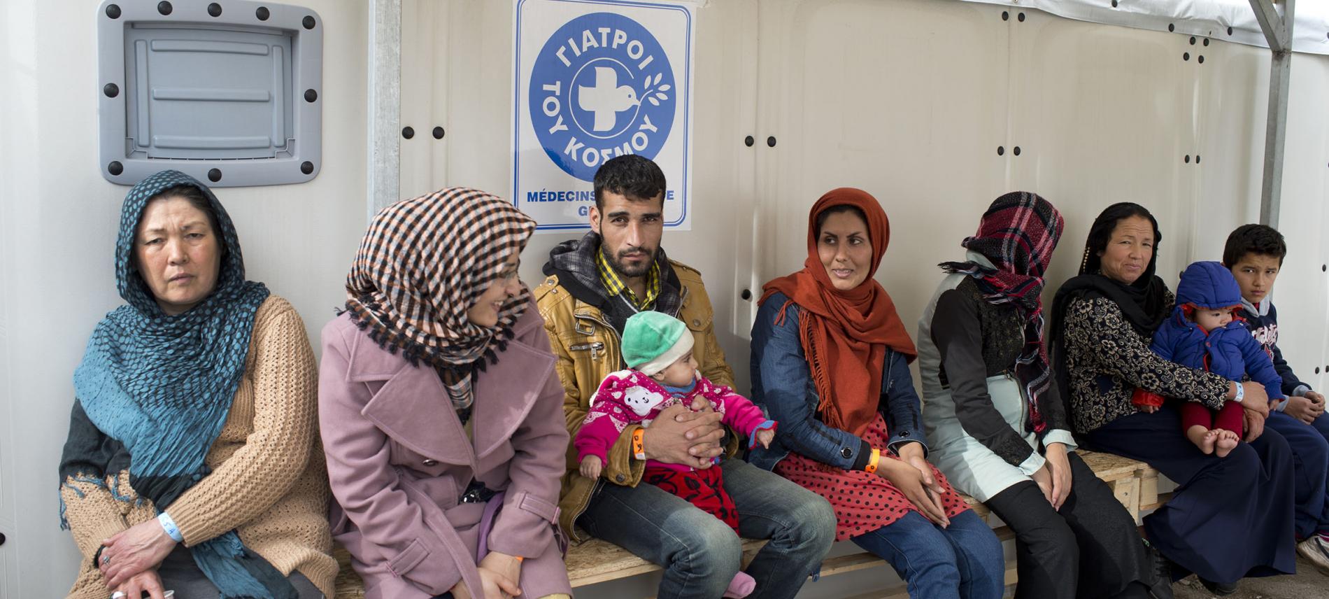 Chios: Geflüchtete warten vor Ambulanz Geflüchtete warten vor Klinik in Chios