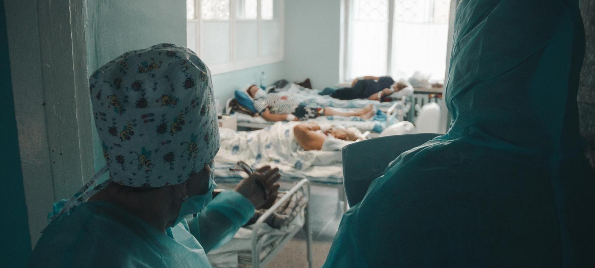 Patient*innen werden in der COVID-Station des Krankenhauses von Svetlodarsk (Regierungsbezirk Donetsk) behandelt. Foto: Pietro Chekal