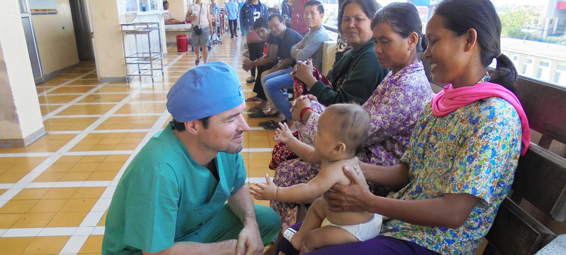 Ein Arzt besucht ein operiertes Kind in Kambodscha. Foto: Ärzte der Welt