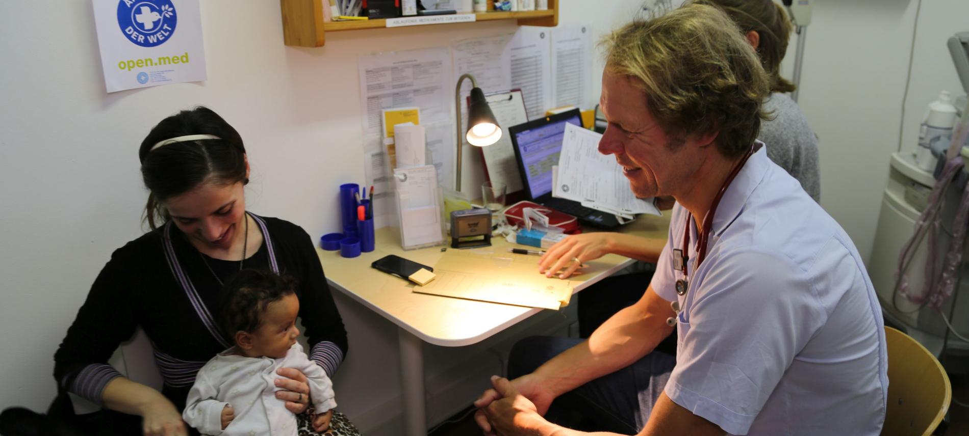 Arzt untersucht Kind in der open.med-Sprechstunde. Foto: Mike Yousaf