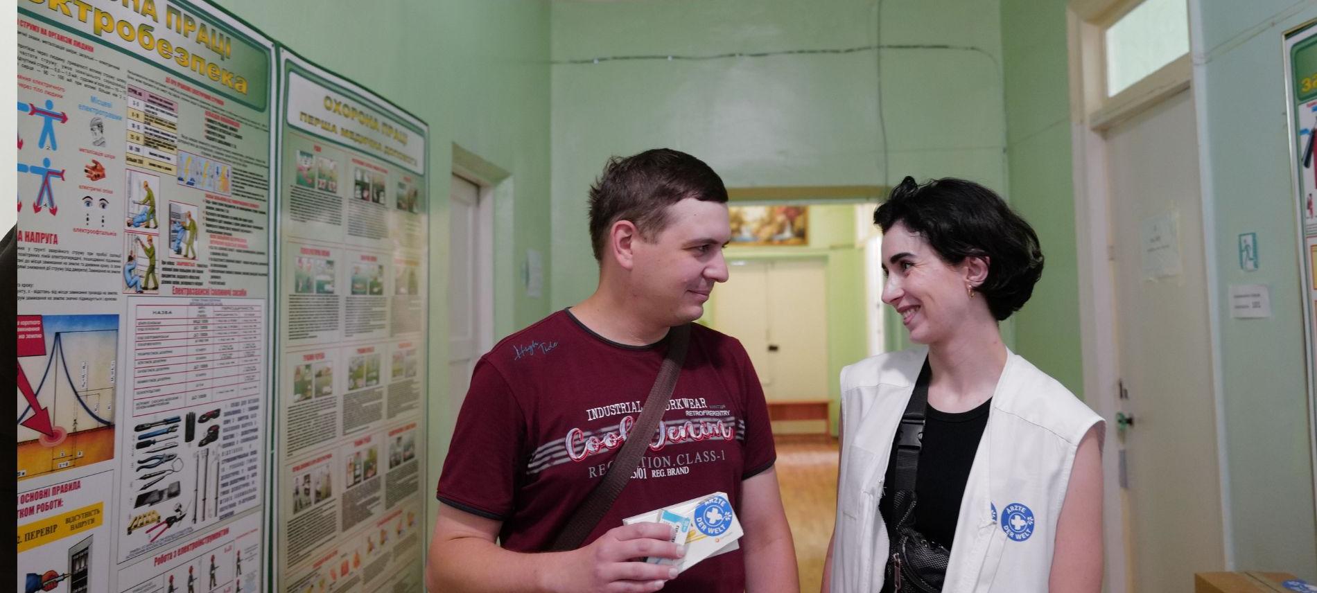 Patient der Psychiatrischen Klinik Kramatorsk mit Ärzte-der-Welt-Mitarbeiterin. Foto: Till Meyer.