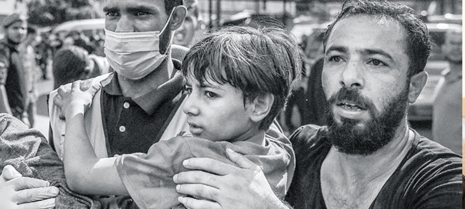 Zwei Männer helfen einem Kind in den Palästinensischen Gebieten. Foto: Mohammed Zaanoun