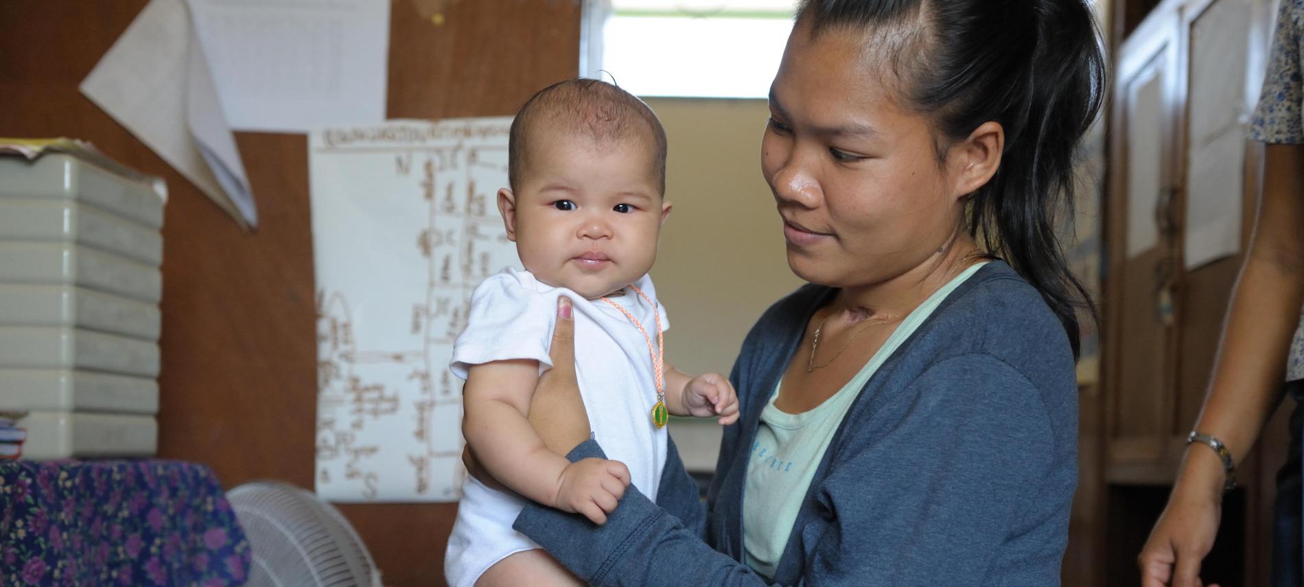 Mutter in Laos mit ihrem Baby. Foto: Lam Duc Hien