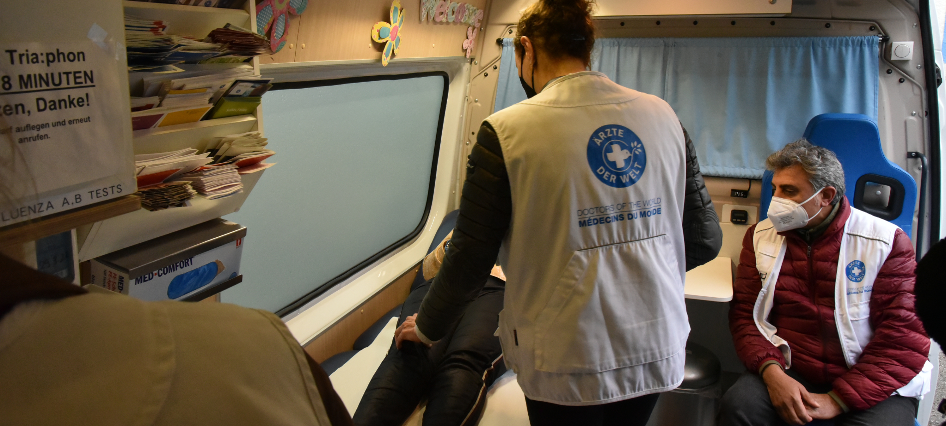 EU-Bürger wird im Münchner Kälteschutz von Ärzte der Welt behandelt. Foto: Chris Schmid