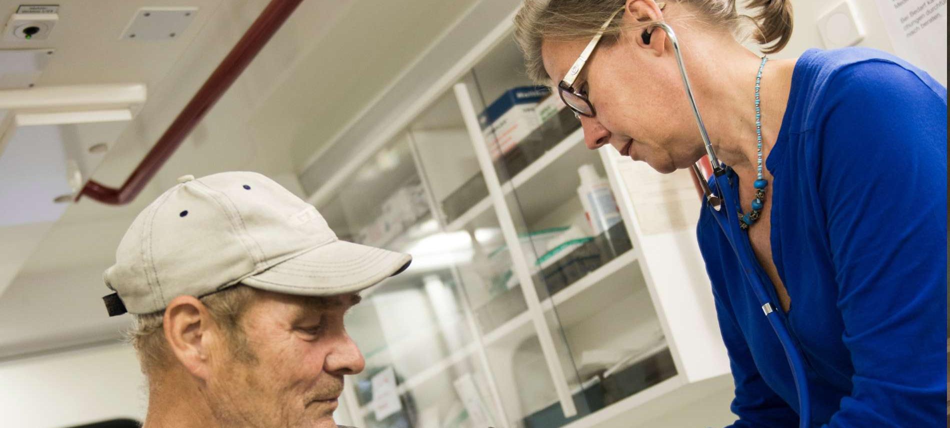 Ärztin und Patient im Behandlungsbus von Ärzte der Welt