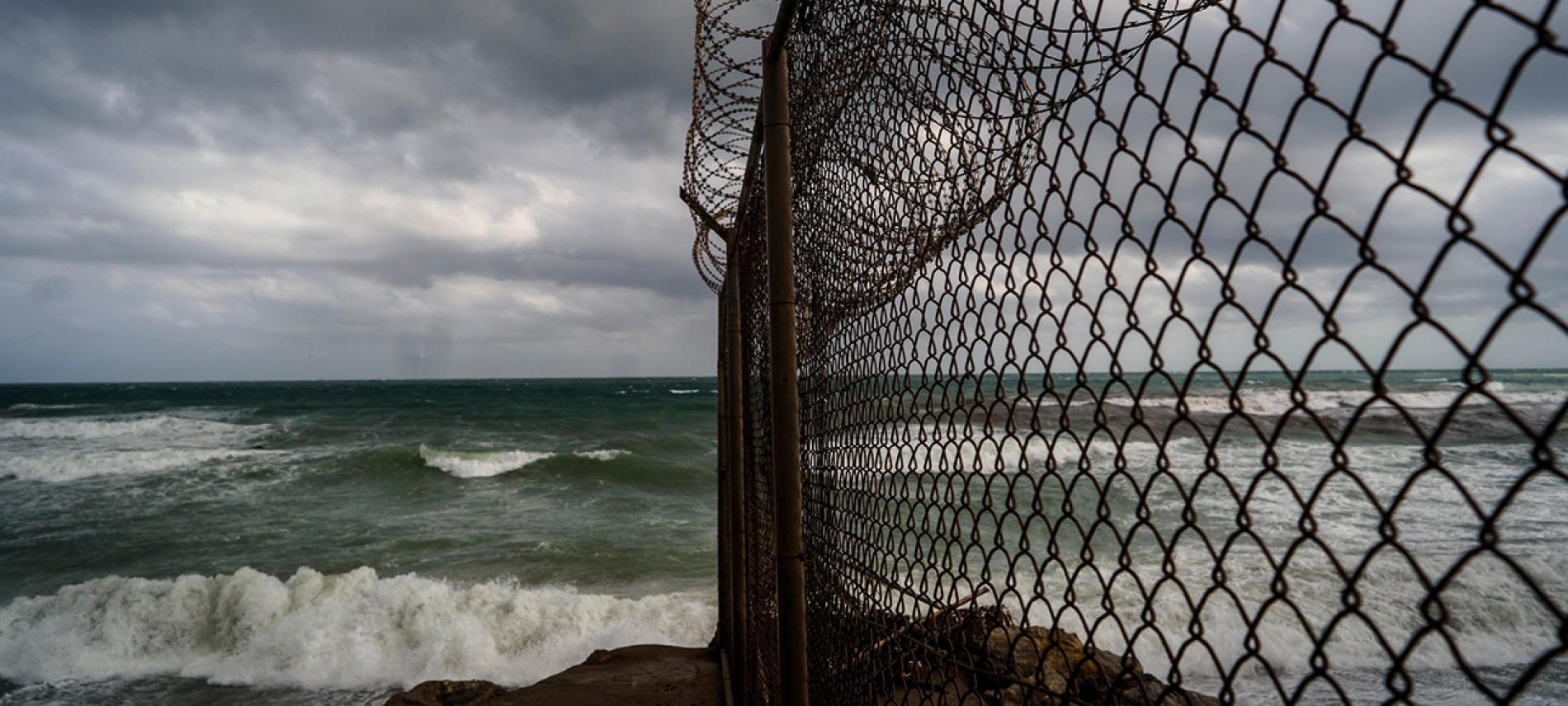 Zwischen Marokko und der spanischen Exklave Melilla steht ein hoher Stacheldrahtzaun, der bis ins Meer reicht. Foto: Juan Medina