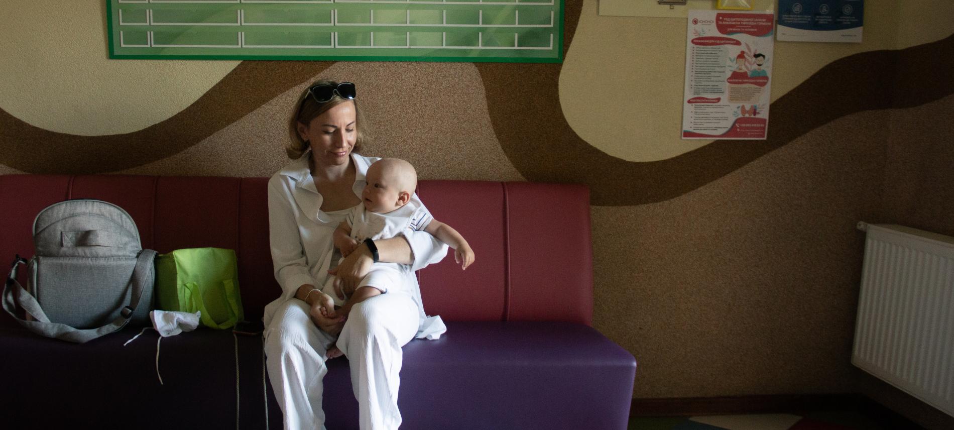 Eine ukrainische Mutter mit ihrem Baby in einer von Ärzte der Welt unterstützen Gesundheitseinrichtung. Foto: Pietro Chekal
