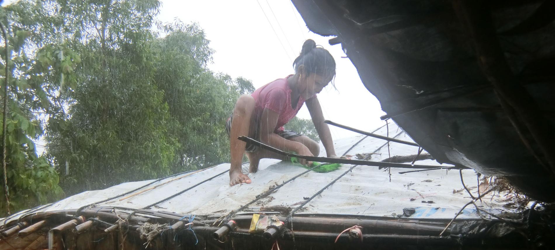 Die Menschen im Camp versuchen, ihre Hütten vor dem Regen abzudichten. Foto: Ärzte der Welt