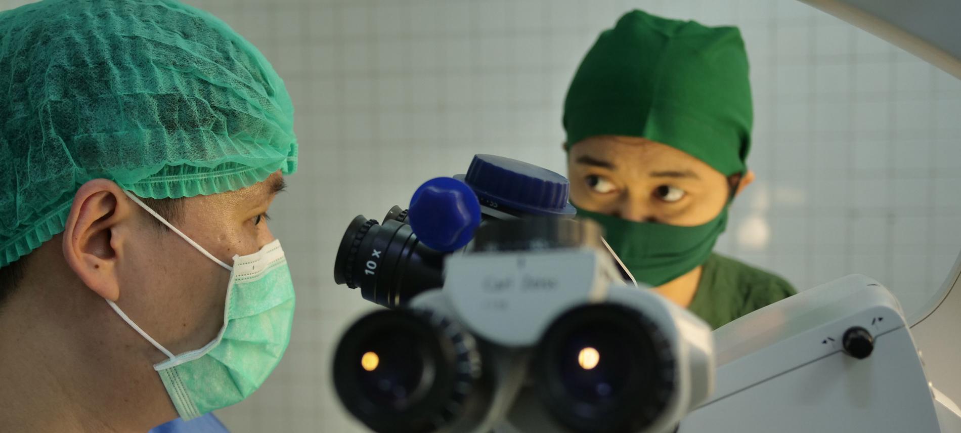 Zwei Augenärzte des Ärzte der Welt-Projekts in Myanmar. Foto: Grüterich/Ärzte der Welt