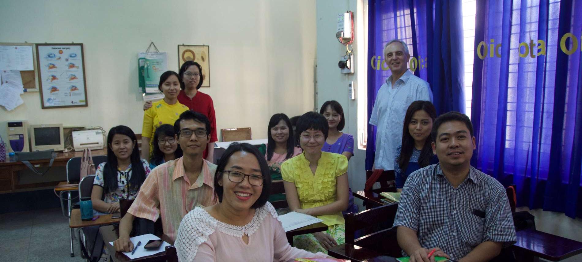 Prof. Schönfeld mit Mitarbeiter(inn)n des Yangon Eye Hospitals