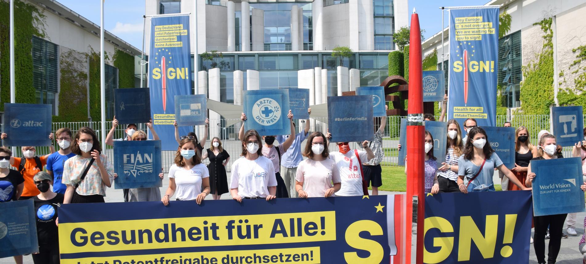 Demonstration des #MakeThemSign-Bündnisses vor dem Kanzleramt. Foto: Uwe Hiksch  Protest vor dem Kanzleramt. Foto: Uwe Hiksch