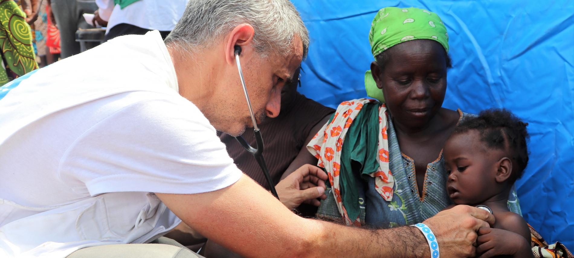 Nach dem Sturm Idai leistet ein Mitarbeiter von Ärzte der Welt medizinische Hilfe.