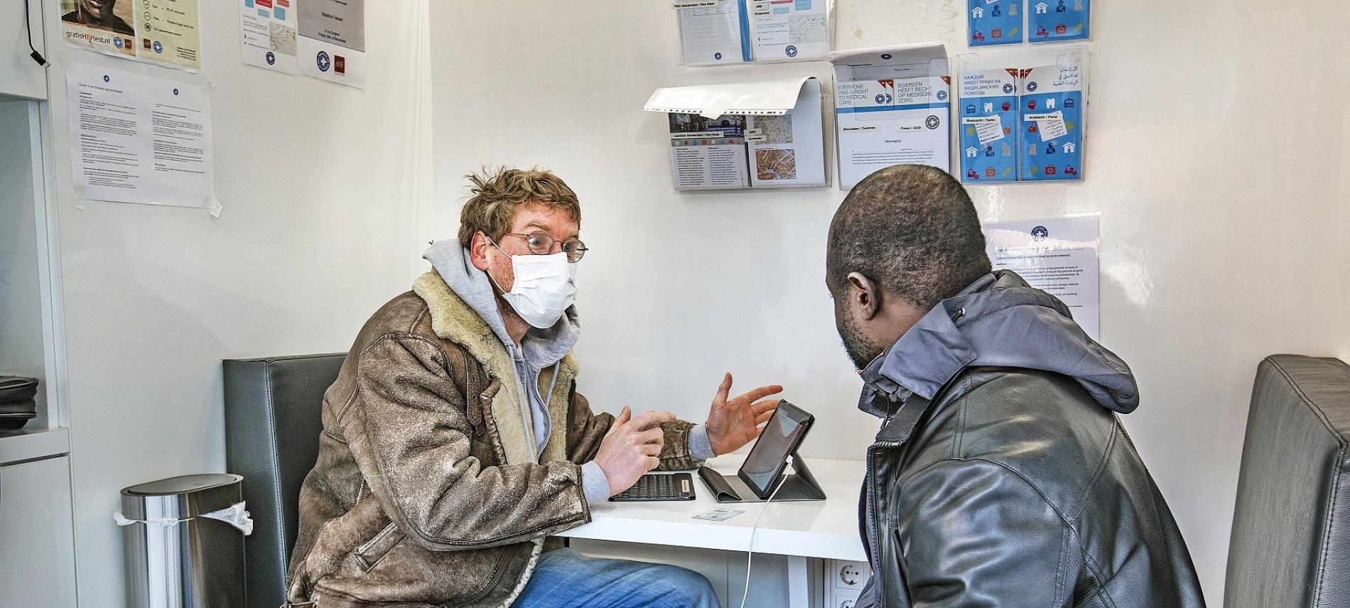 Ein Arzt von Dokters van de Wereld berät einen Patienten. Foto Dokters van de Wereld