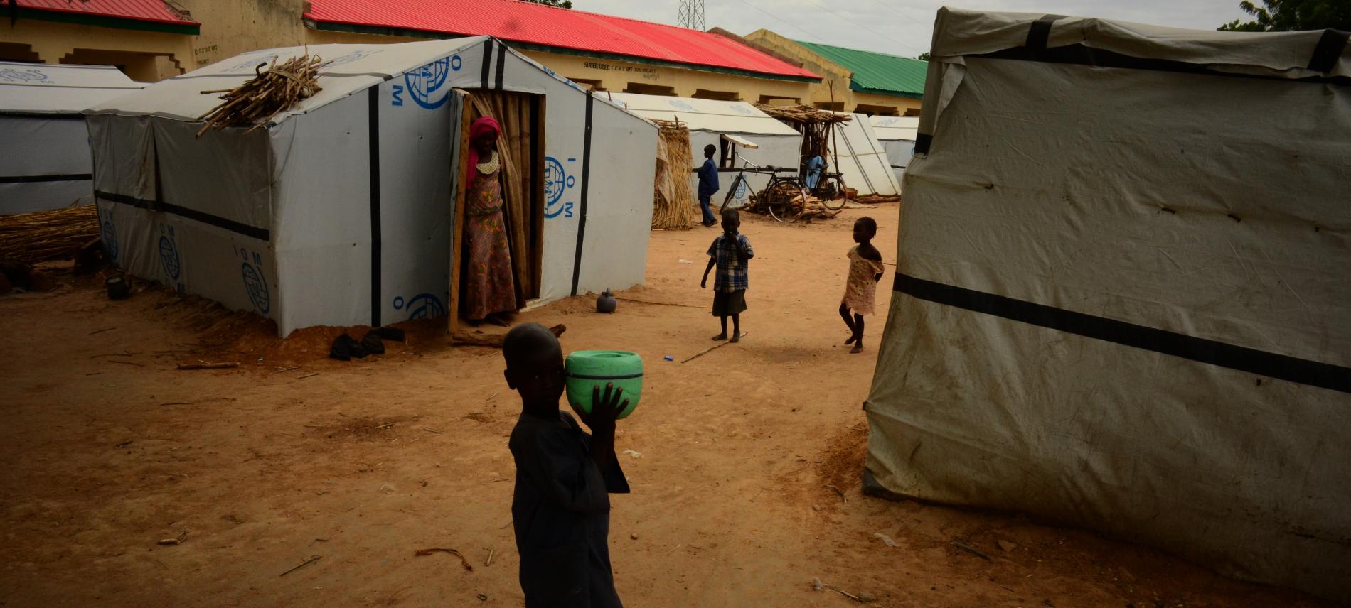 Menschen im Flüchtlingscamp von Damboa in Nigeria. Foto: Benedicte Kurzen