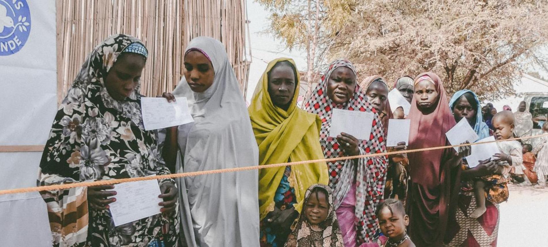 Frauen in Nigeria warten vor Behandlungszentrum. Foto: Ärzte der Welt
