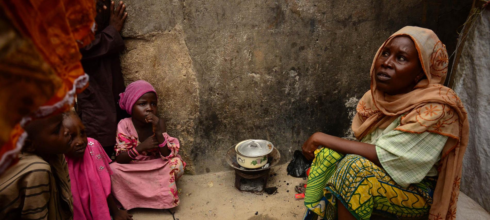 Eine geflüchtete Familie in einem Lager im Norden Nigerias. Foto: Benedicte Kurzen