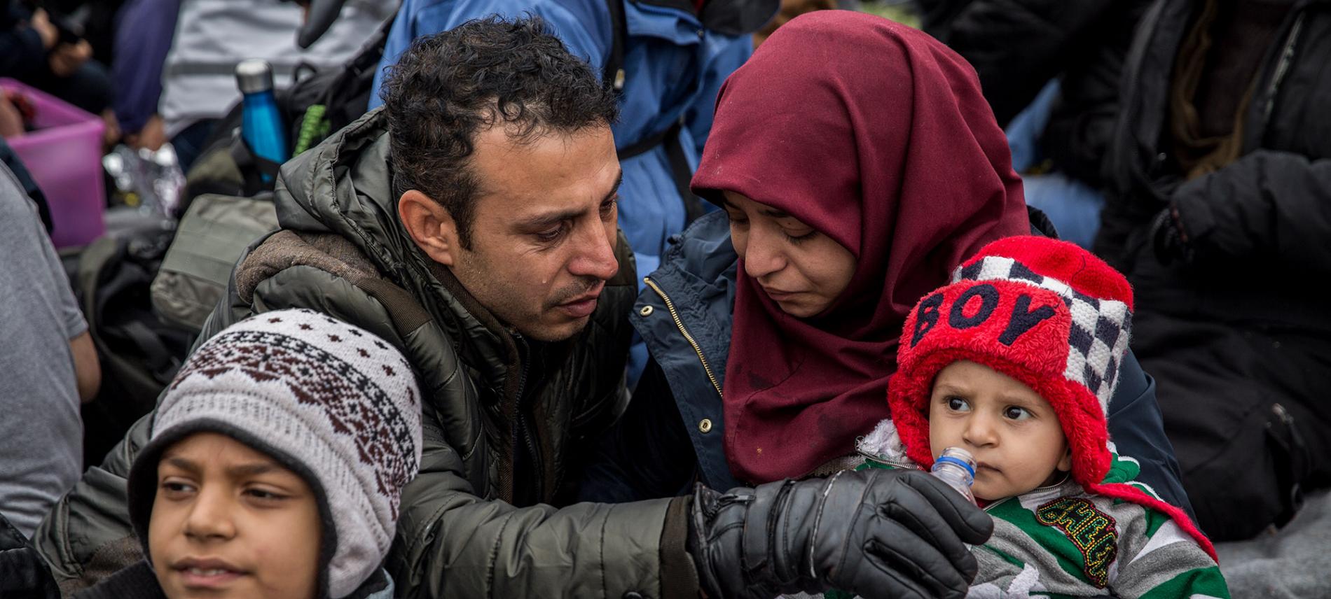 Symbolbild: Eine geflüchtete Familie. Foto: Olmo Calvo