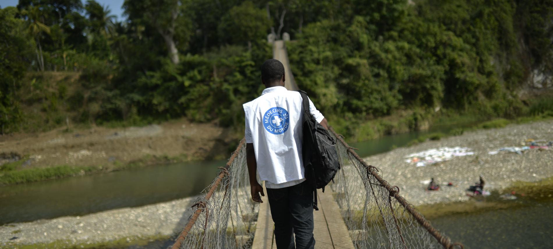 In Haiti überquert einen Ärzte der Welt Mitarbeiter der Fluss Grand'Anse. Foto: Benoit Guenot
