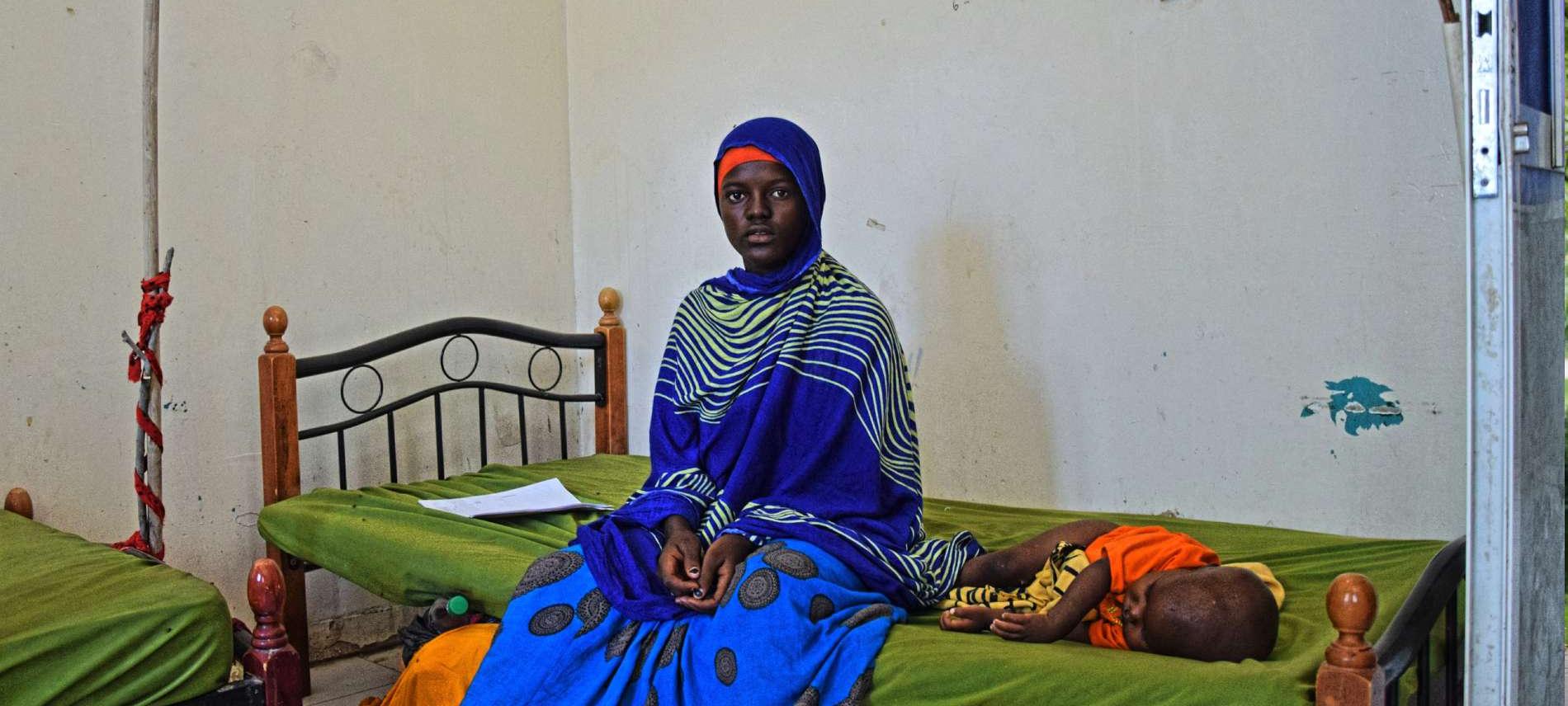 Mutter mit Kind in einem Behandlungszentrum von Ärzte der Welt in Bosaso, Somalia. Foto: Jelle Boone