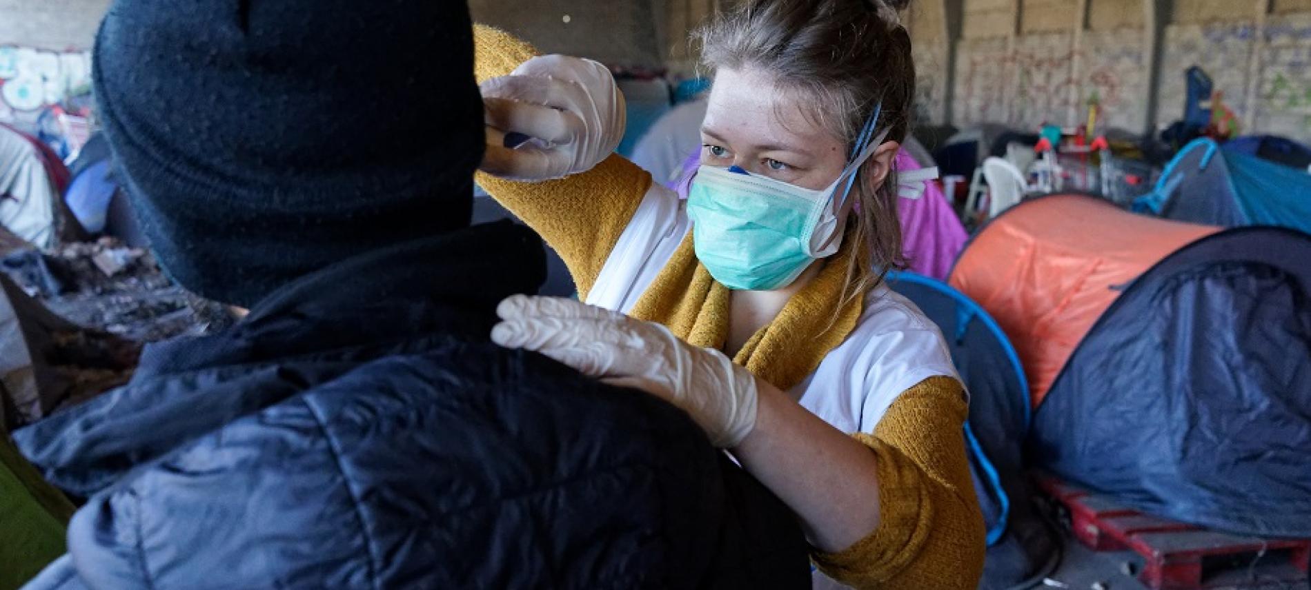 Impfung in einem Camp für Wohnugnslose. Foto: Ärzte der Welt