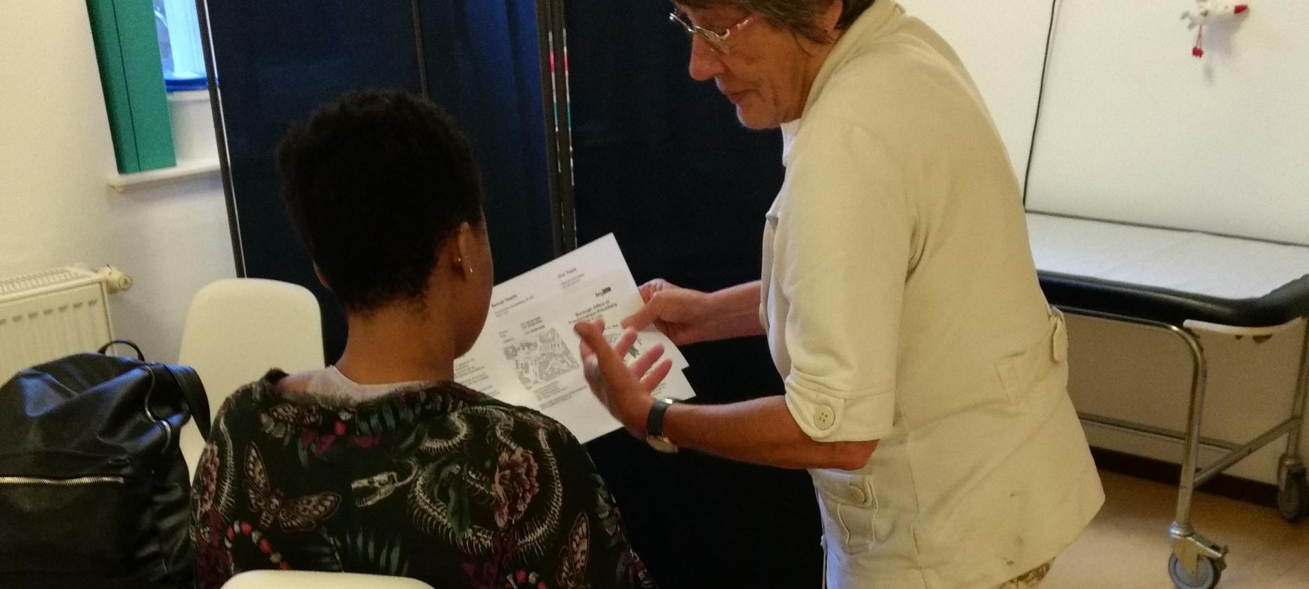 Ungewollt schwanger? Die ehrenamtliche Ärztin erklärt einer jungen Frau in prekären Situation welche Möglichkeiten sie nun hat. Foto: Ärzte der Welt / Stephanie Kirchner Ungewollt schwanger? Die ehrenamtliche Ärztin erklärt einer jungen Frau in prekären Situation welche Möglichkeiten sie nun hat. Foto: Ärzte der Welt / Stephanie Kirchner