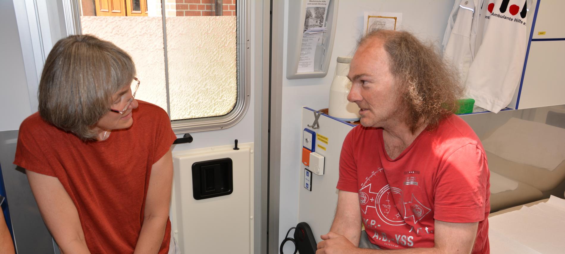 Ärztin und Patient im MedMobil Stuttgart