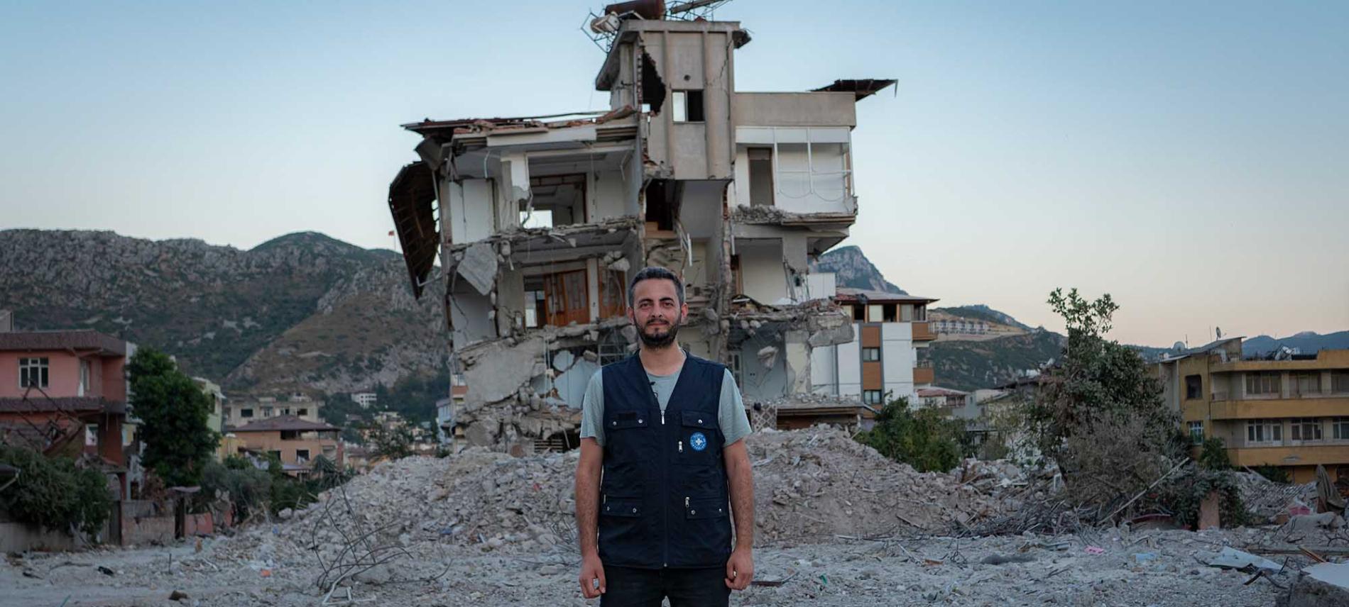 Ärzte der Welt-Mitarbeiter vor einem eingestürzten Haus in Hatay. Foto: Huseyin Aldemir