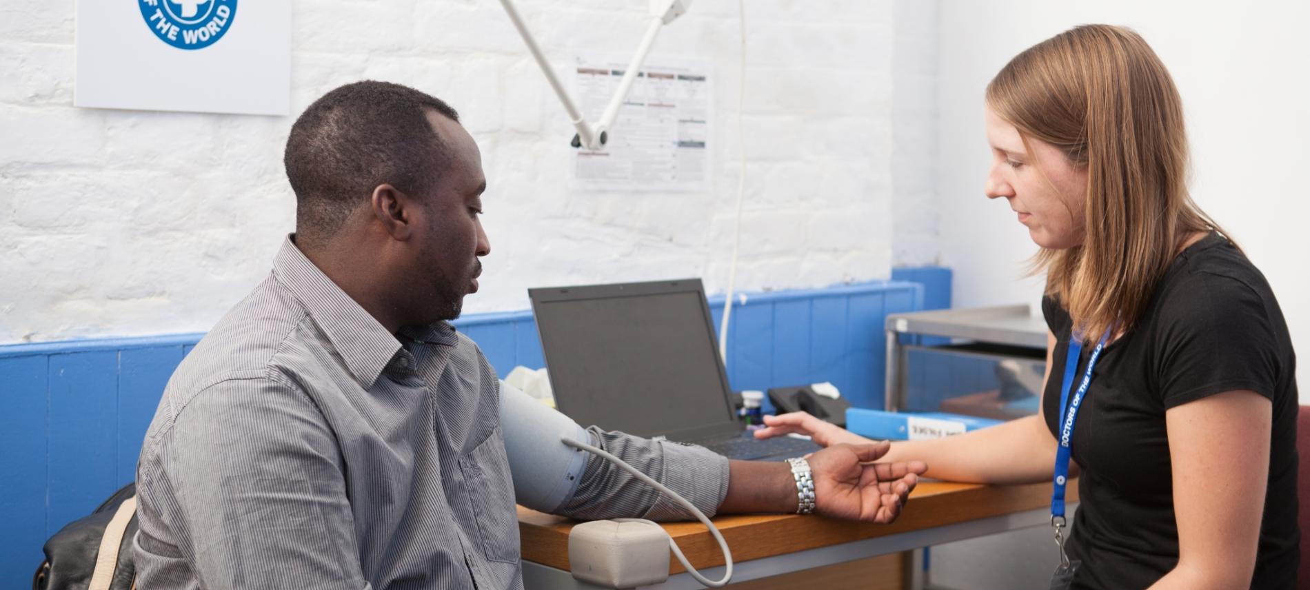 Doctors of the World berät und betreut Menschen auch während der COVID-19-Pandemie. Ärzte der Welt England kümmert sich in seinen Inlandseinsätzen um vulnerable Gruppen.