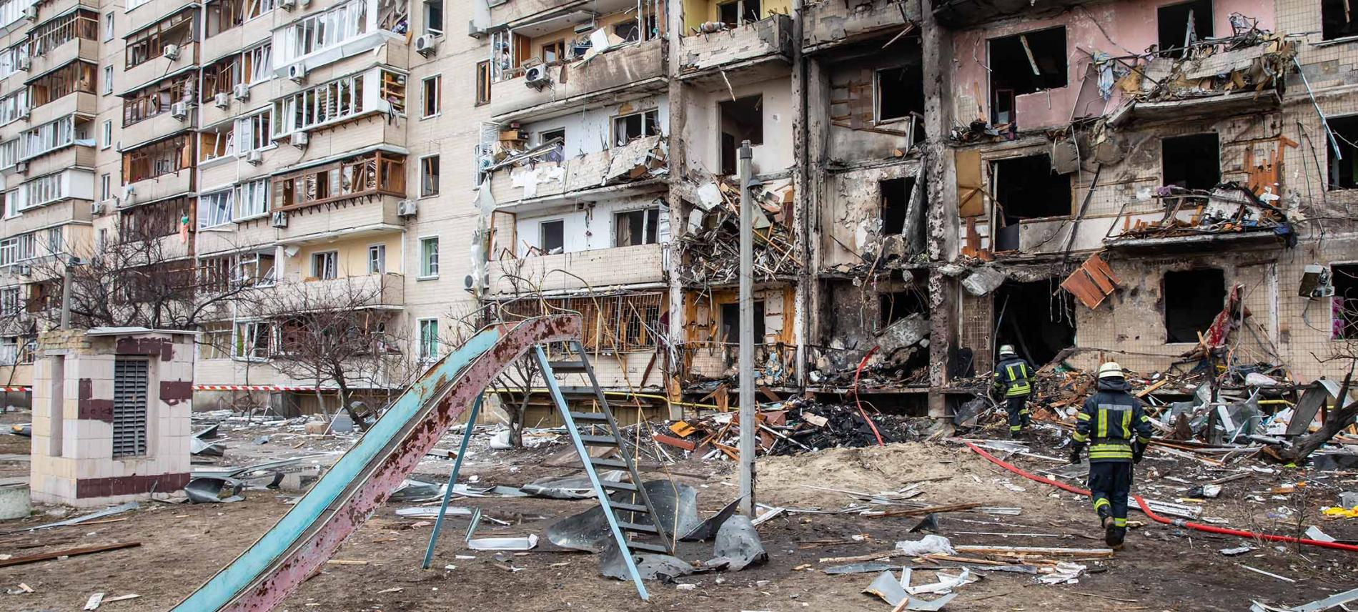 Ein durch Bombariderungen zerstörtes Haus in der Ukraine im Februar 2022. Foto: Shutterstock