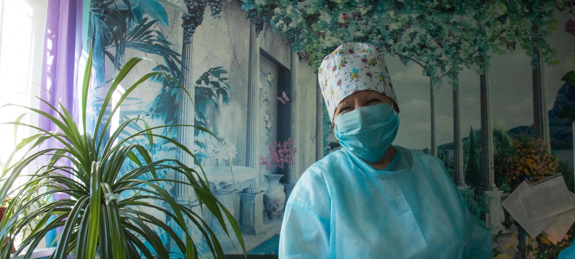 Eine Pflegerin im Krankenhaus von Svetlodarsk, Donezk. Foto: Píetro Chekal