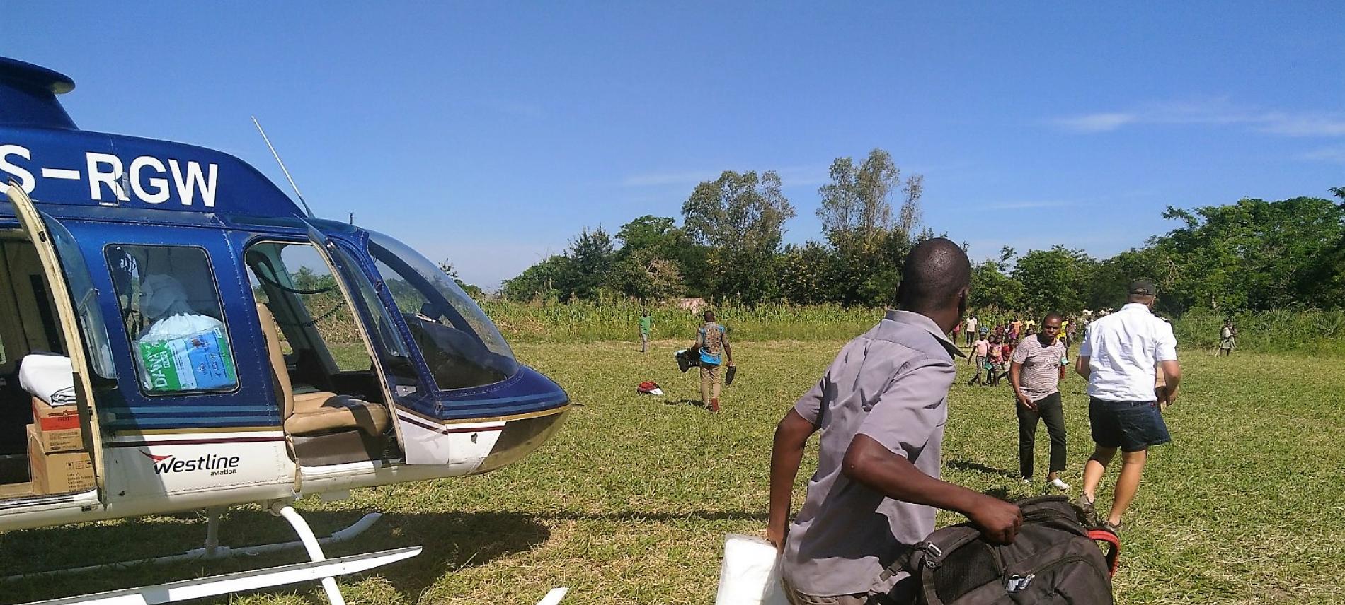 Medizinische Helfer landen mit Hubschrauber in Mosambik