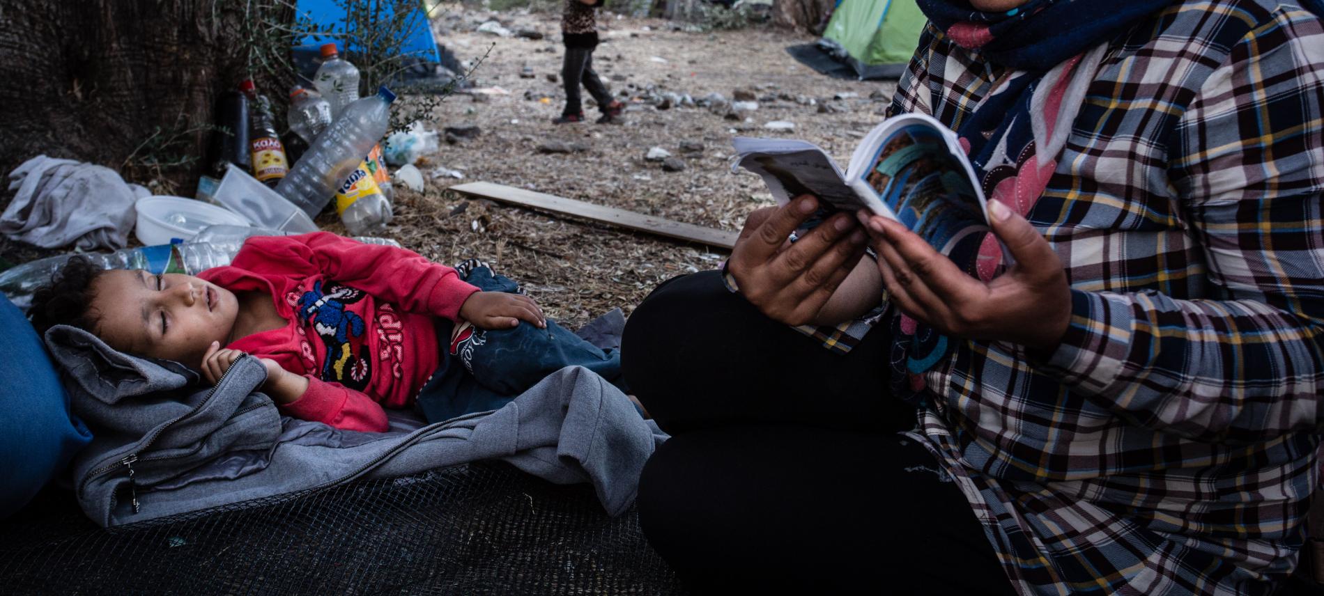 Eine Mutter und ihr Kind in einem Flüchtlingslage auf Lesbos. Foto: Kristof Vadino