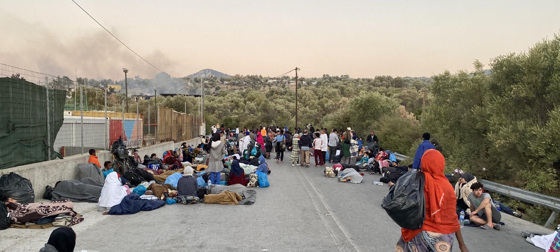 Geflüchtete nach dem Feuer in Moria. Foto: Theo Voulgarakis