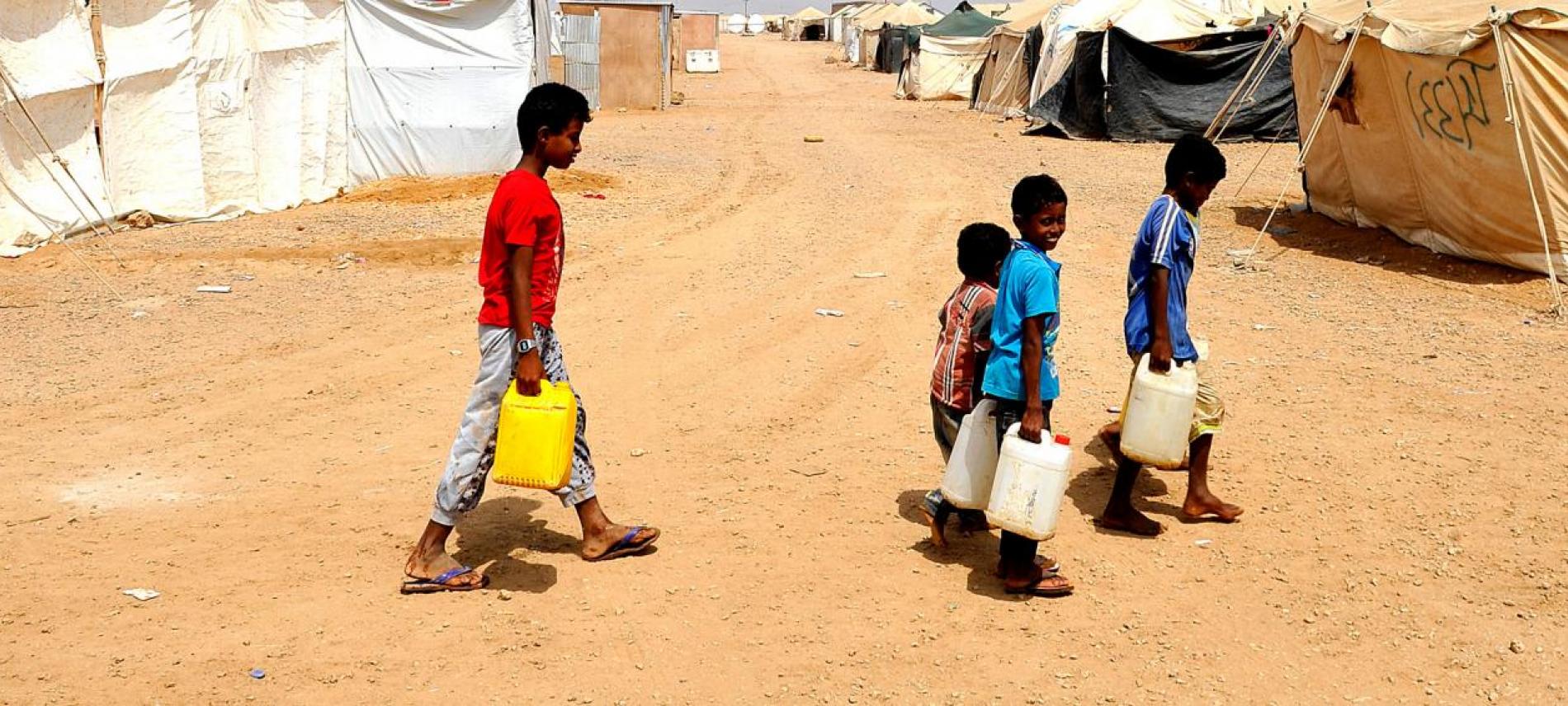 Kinder tragen Wasserkanister im Jemen. Foto: AFP