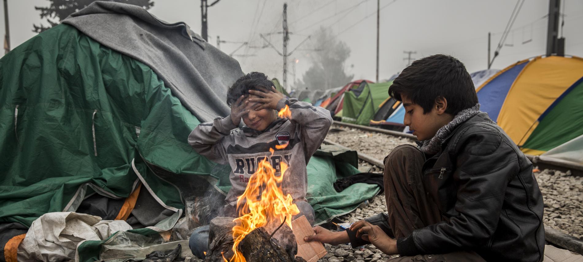 Rauch und Feuer gefährden die Gesundheit der Flüchtlinge. Foto: Olmo Calvo