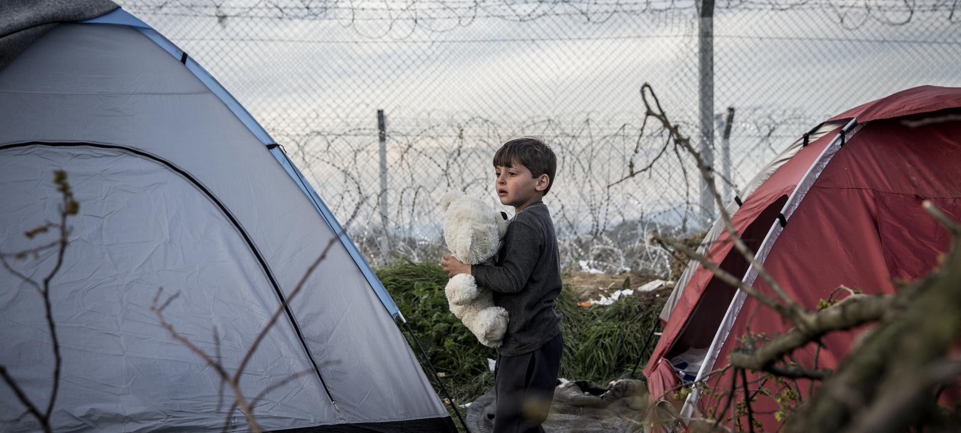 Ein Flüchtlingskind schläft im Freien 