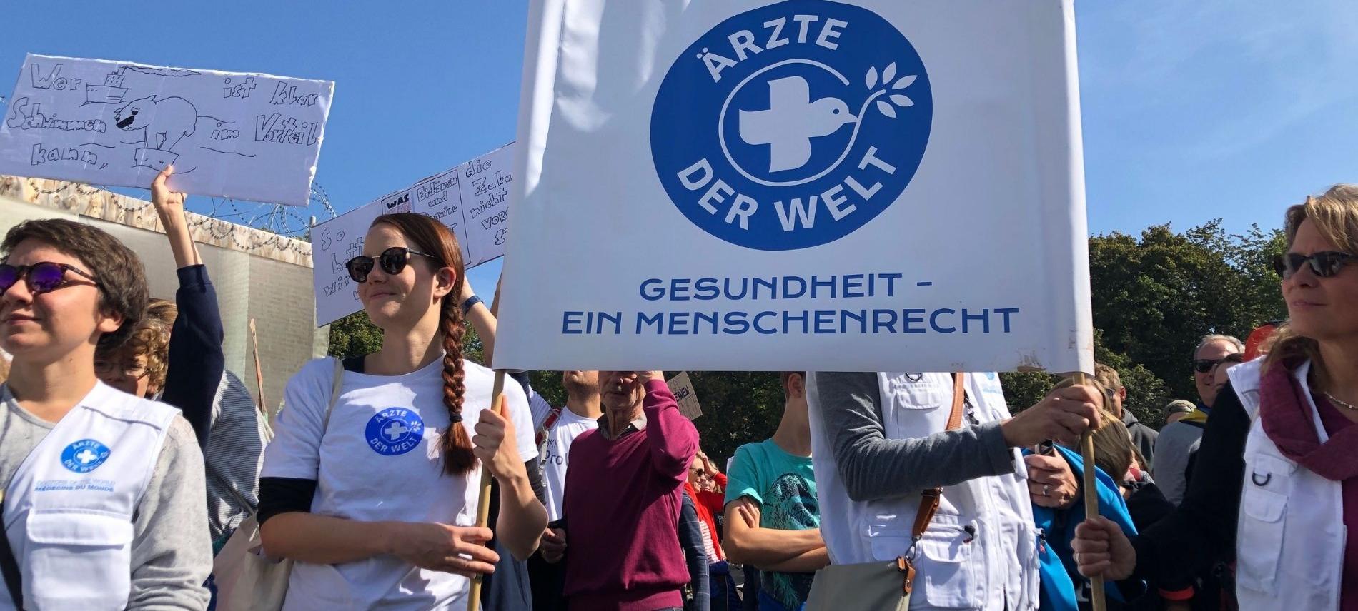 Eine Gruppe von Ehrenamtlichen und Angestellten von Ärzten der Welt demonstriert für das Recht auf Gesundheit. Foto: Ärzte der Welt