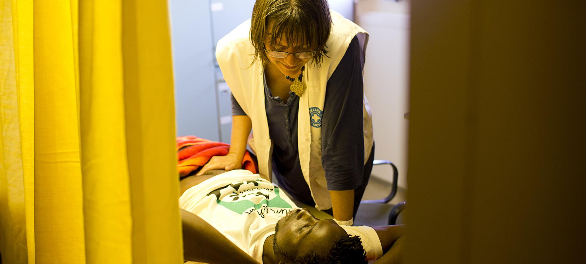Als humanitäre Helferinnen sind viele Frauen weltweit im Einsatz. Foto: Anne Kamel