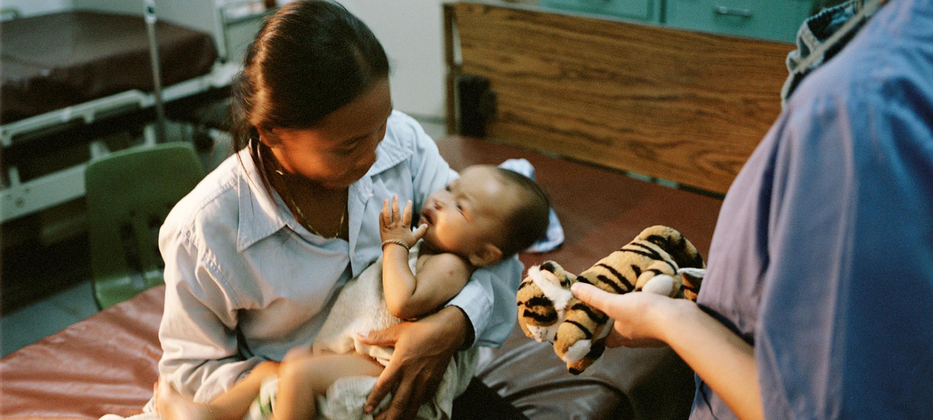 Eine Ärztin untersucht eine Mutter und ihr Kind. Foto: Ärzte der Welt Eine Ärztin untersucht eine Mutter und ihr Kind. Foto: Ärzte der Welt