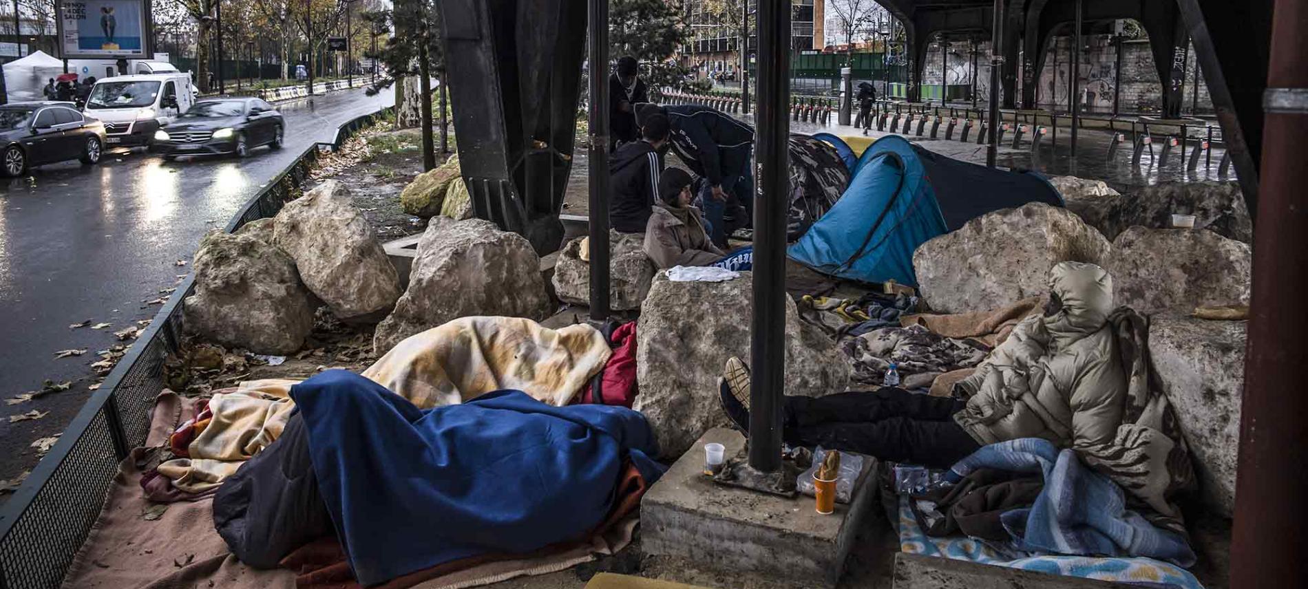 In der französischen Hauptstadt sind viele Migrant*innen gezwungen, in behelfsmäßigen Lagern unter desatrösen hygienischen Bedingungen zu kampieren. Pgoto: Olivier Papegnies